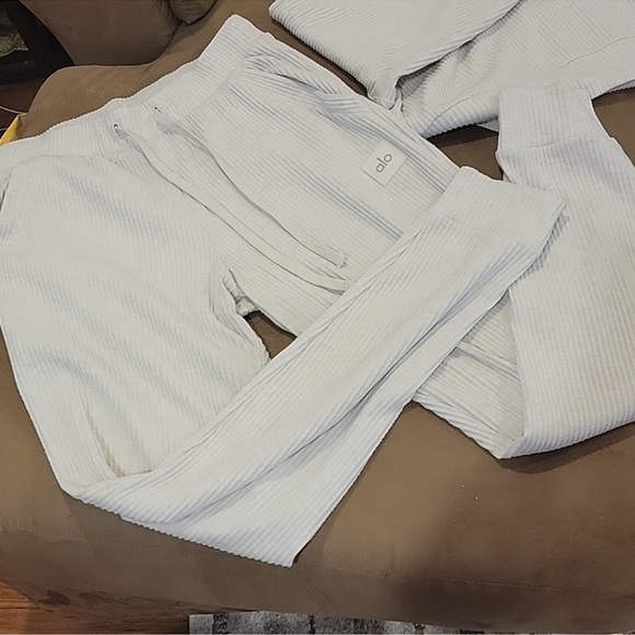 Alo Yoga Muse set size MEDIUM - Picture 3 of 5